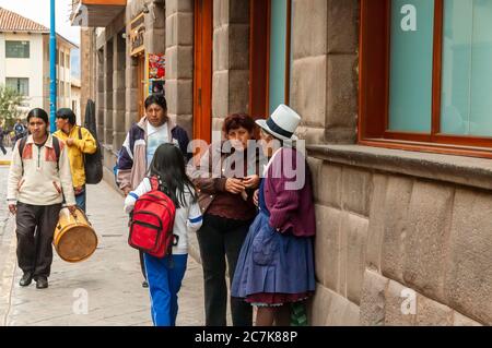 Cusco, Perù - 22 ottobre 2008: Un mix diversificato di pedoni peruviani locali nel centro di Cusco. Foto Stock