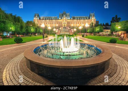 Il Palazzo della Cultura a Iasi . Fantastica scena notturna paesaggio estivo della città di Iasi, capitale della regione Moldavia, Romania, Europa Foto Stock