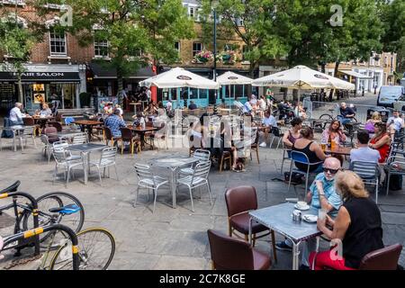 Londra, Regno Unito. 17 luglio 2020. Bevitori d'alfresco socialmente distanziati in Piazza Battersea, alcuni più di altri - riapertura più ampia di bar e ristoranti come la prossima fase di allentamento del Coronavirus (covid 19) Lockdown arriva. Credit: Guy Bell/Alamy Live News Foto Stock