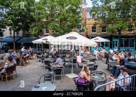 Londra, Regno Unito. 17 luglio 2020. Bevitori d'alfresco socialmente distanziati in Piazza Battersea, alcuni più di altri - riapertura più ampia di bar e ristoranti come la prossima fase di allentamento del Coronavirus (covid 19) Lockdown arriva. Credit: Guy Bell/Alamy Live News Foto Stock