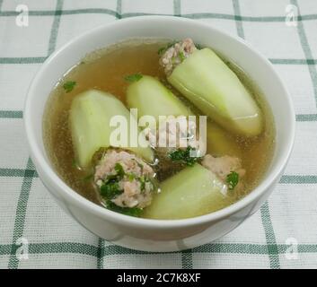 Cucina e cibo thailandese, una ciotola di deliziosa zuppa di cetrioli farcita con maiale tritato. Foto Stock