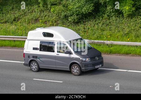 2017 VW Volkswagen Transporter T28 S-Line TD camper; veicoli in movimento per traffico veicolare, auto con cuccetta automatica di alto livello che guidano veicoli su strade del Regno Unito, motori, che viaggiano sulla rete autostradale M6. Foto Stock