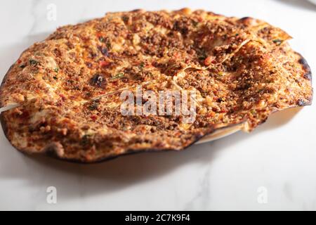 Deliziosa pizza turca Lahmacun Foto Stock