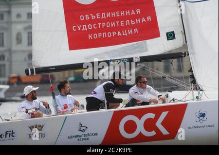 Gare della Lega nazionale della vela nel fiume Neva durante la settimana degli yacht baltici a San Pietroburgo, Russia Foto Stock