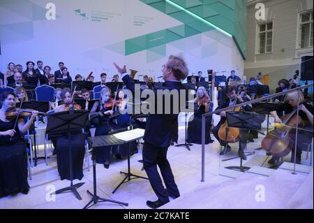 L'orchestra sinfonica "Northern Symphony" del teatro della sala di musica sotto la direzione di Fabio Mastrangelo presenta una fantasia letteraria e musicale basata sull'esecuzione di Henrik Ibsen alla musica di Edvard Grieg 'Peer Gynt' presso l'edificio dello staff generale del Museo di Stato Hermitage come parte del VIII Forum culturale internazionale di San Pietroburgo a San Pietroburgo, Russia Foto Stock