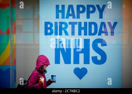 Poster Happy Birthday NHS nella vetrina del negozio Primark Manchester su Market Street Foto Stock