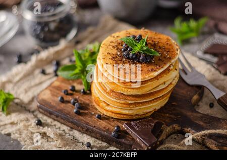 Frittelle fatte in casa con frutti di bosco freschi e sciroppo d'acero Foto Stock