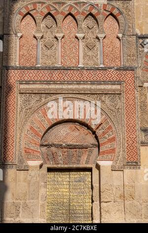 La Puerta del Espíritu Santo (porta dello Spirito Santo) della Cattedrale di Cordova in stile Califale risale alla seconda estensione della moschea di al Kakam II Foto Stock