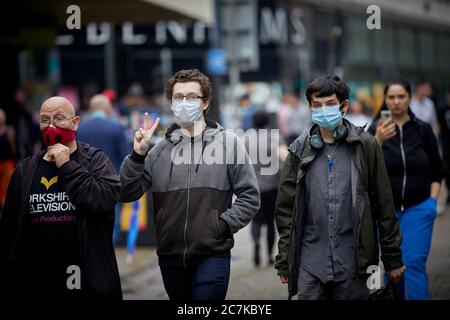 Manchester Market Street, shopper che indossa maschere facciali Foto Stock