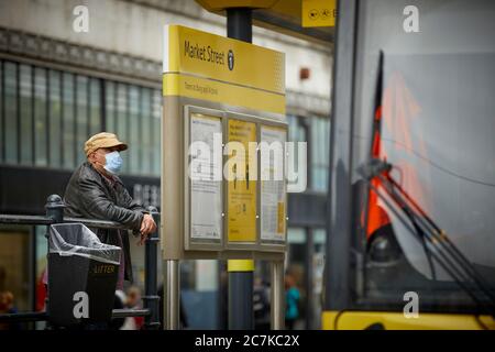 Tram Manchester Metrolink con passeggeri in attesa di indossare maschere facciali Foto Stock