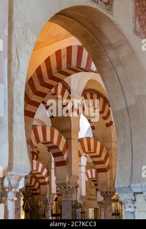 Le colonne e gli archi a doppio livello nella sezione originale della moschea-cattedrale di Cordoba Foto Stock