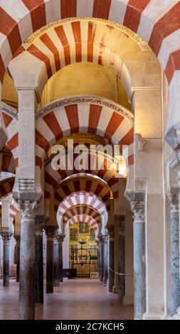 Le colonne e gli archi a doppio livello nella sezione originale della moschea-cattedrale di Cordoba Foto Stock