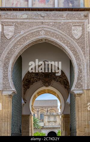 La moschea-cattedrale di Cordova attraverso gli archi ornati multipli della Puerta del Perdón (porta del perdono) nel Campanile. Foto Stock