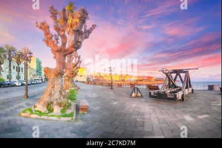 Splendida città serale della parte storica della città di Alghero. Fantastico mare Mediterraneo. Località: Alghero, Provincia di Sassari, Italia, Euro Foto Stock