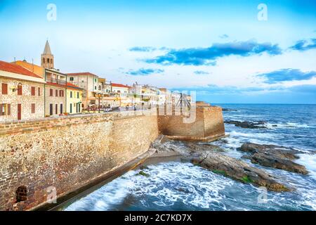 Splendida città serale della parte storica della città di Alghero. Fantastico mare Mediterraneo. Località: Alghero, Provincia di Sassari, Italia, Euro Foto Stock