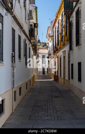 Una strada residenziale tipicamente stretta nella città vecchia di Cordoba. Foto Stock