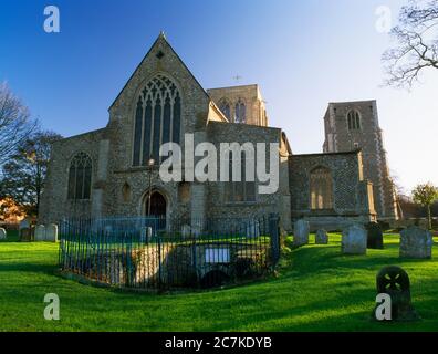 Vista e del pozzo di St Withburga, della chiesa di St Nicholas e del campanile separato, East Dereham, Norfolk, Inghilterra, Regno Unito. Sito tradizionale di un C7 convento. Foto Stock