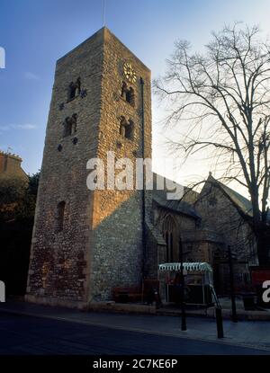 Vista di NE di St Michael al North Gate, Oxford, Inghilterra, Regno Unito, una delle più complete torri della chiesa sassone in Inghilterra: L'edificio più antico di Oxford? Foto Stock