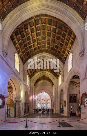 La Cappella Villaviciosa, l'originale Cappella principale all'interno della Moschea-Cattedrale di Cordova, composta da una grande navata gotica e soffitto a volta in legno. Foto Stock