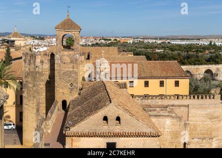 La cinta muraria del XIV secolo e la Torre dell'omaggio (o Torre dell'Orologio) dello storico Alcázar de los Reyes Cristianos a Cordoba Foto Stock