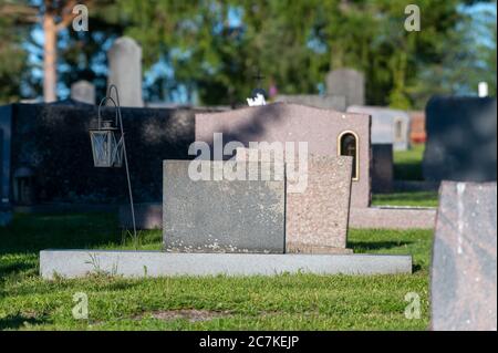 Closeup di pietre tombali di granito bianco al cimitero. Foto Stock