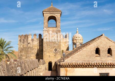 La torre merlata del XIV secolo (o Torre dell'Orologio) dello storico Alcázar de los Reyes Cristianos a Córdoba Foto Stock