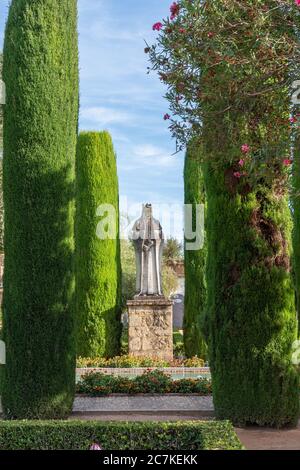 Una statua nei Jardines del Alcázar della storica Alcázar de los Reyes Cristianos a Córdoba Foto Stock