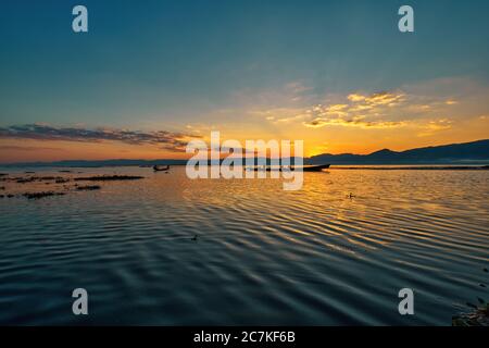 Myanmar Inle Lago birmano pescatore in barca cattura. Foto Stock