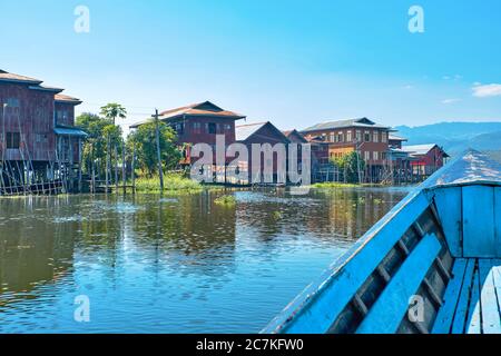 Case galleggianti in legno sul lago Inle a Shan, Myanmar Foto Stock