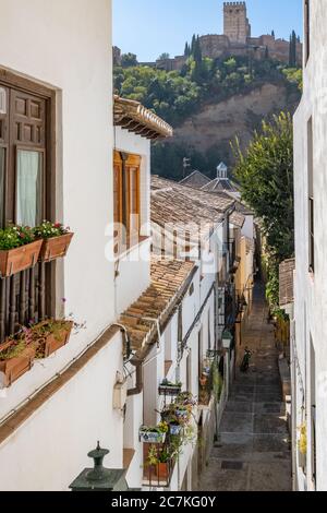 Vista sulla Torre de la vela nell'Alcazaba dell'Alhambra, da Calle Gloria, uno dei numerosi vicoli pittoreschi dell'Albaicin Foto Stock