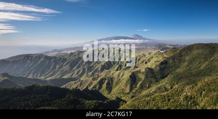 Vista dal Mirador Pico del Ingles verso i Monti Anaga verso San Cristobal de la Laguna e il vulcano Pico del Teide (3718 m), Tenerife, Isole Canarie, Spagna Foto Stock