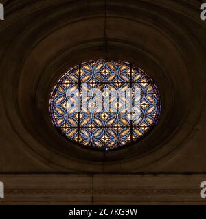 Una finestra di vetro colorato nella Cattedrale di Granada nel disegno di un motivo di vestimento Foto Stock