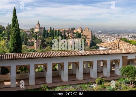 Una vista dell'Alhambra, dell'Alcazaba e del Muro Occidentale del Generalife con Granada in lontananza Foto Stock