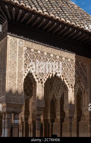 Il Padiglione Ovest altamente ornato del cortile dei Leoni con i suoi archi muqarnas, archi a tenda a lavoro aperto e lesene decorate. Foto Stock