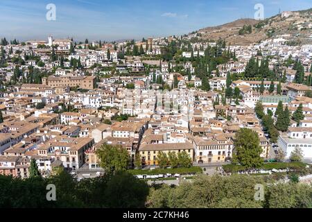 Una vista della Albaicín di Granada dalla cittadella dell'Alhambra. Foto Stock