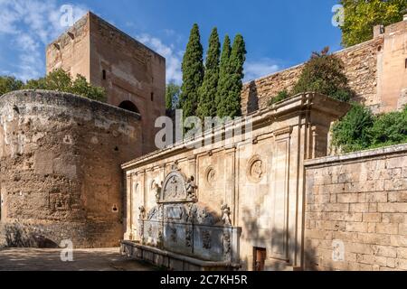 La Puerta de la Justicia dell'Alhambra sorge sulla fontana Charles V di Pedro Machuca all'ingresso della città storica. Foto Stock