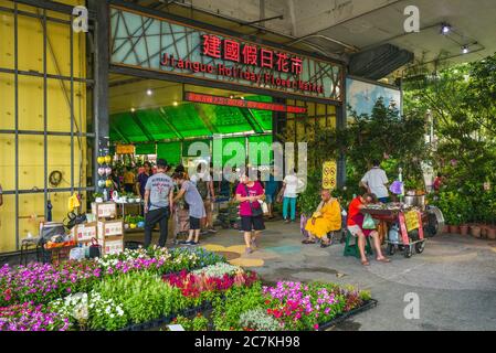 18 luglio 2020: Il mercato dei fiori di festa di Jianguo, sotto l'autostrada sopraelevata di Jianguo nella città di Taipei, Taiwan, è il più grande mercato dei fiori all'aperto vende ev Foto Stock