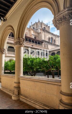 La Chiesa di San Jerónimo del XVI secolo sorge sopra i chiostri e gli aranci del Real Monasterio de San Jerónimo de Granada. Foto Stock