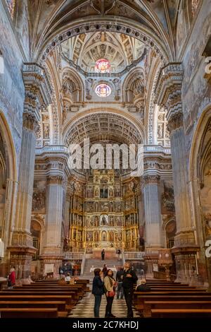 Affreschi coprono le pareti e le colonne del Rinascimento spagnolo Navata centrale e altare maggiore nella cappella principale di Real Monasterio de San Jeronimo de Granada Foto Stock