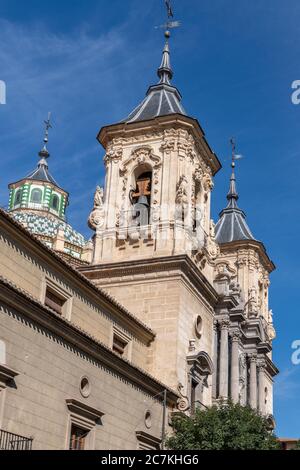 Le torri gemelle barocche della Basilica de San Juan de Dios del XVIII secolo di Jose de Bada sorgono sopra Calle San Juan de Dios a Granada. Foto Stock