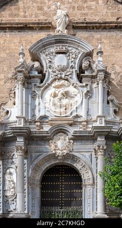 Un rilievo equestre sopra l'ingresso del 16 ° secolo Iglesia de San Justo y Pastor a Granada raffigura la conversione di San Paolo. Foto Stock