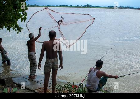 Padma di pescatori che usano la trappola di coop-come cattura di pesce nel fiume, faridpur sadar, Bangladesh Foto Stock