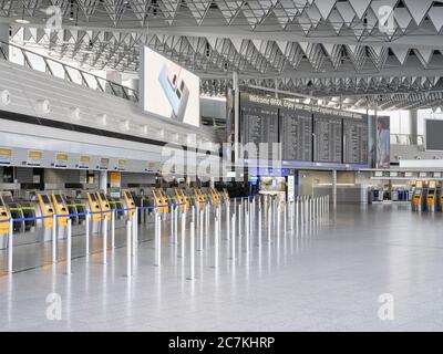 La sala partenze deserta del Terminal 1 dell'aeroporto di Francoforte durante la pandemia della corona durante il blocco generale in Germania Foto Stock