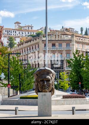 Busto di bronzo di Miguel Moreno di Gonzalo Fernández de Córdoba ('El Gran Capitán') su Avenida de la Constitucion a Granada. Foto Stock