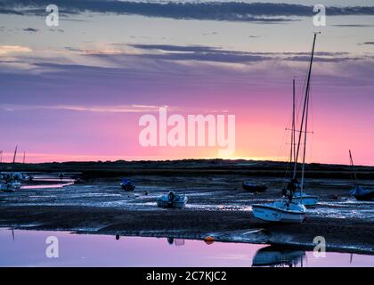 Bellissimo tramonto a staithe brancaster nord Norfolk. Foto Stock