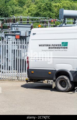 Pulmino per la manutenzione di colore bianco fuori dalla sottostazione Western Power Distribution in Cornovaglia, Regno Unito. Per le società elettriche del Regno Unito, distribuzione di elettricità. Foto Stock