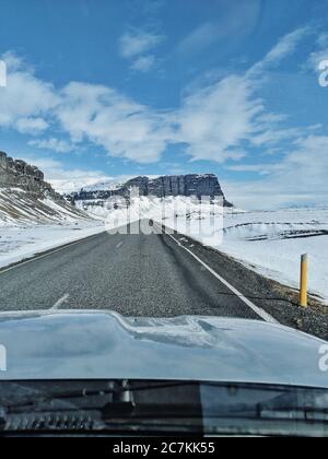 Si percorre la tangenziale con vista sulla montagna Lómagnúpur, Islanda Foto Stock