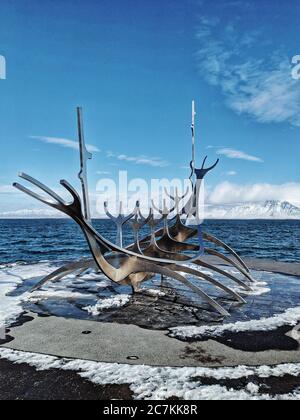 La scultura "The Sun Voyager" dell'artista Jón Gunnar Ãrnason a Reykjavik, Islanda Foto Stock