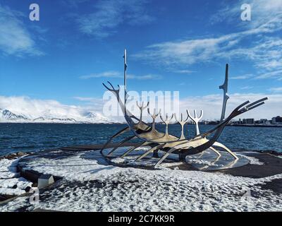 La scultura "The Sun Voyager" dell'artista Jón Gunnar Ãrnason a Reykjavik, Islanda Foto Stock