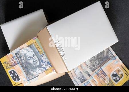 Impostazione della stampante INSTAX per apparire come se fosse in fase di stampa / fare soldi Foto Stock